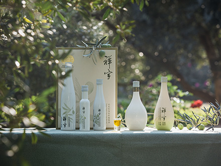 祥宇特級(jí)初榨橄欖油，純手工采摘、精選優(yōu)質(zhì)油橄欖鮮果，用意大利貝亞雷斯全自動(dòng)設(shè)備物理冷榨工藝，在鮮果采摘后8小時(shí)內(nèi)限時(shí)鮮榨而成。